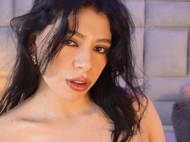 LindaMancini - Live Sex Cam - 30504257