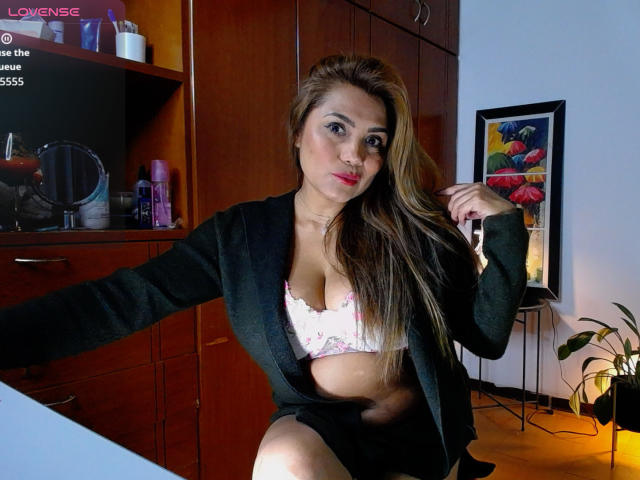 LarisMilfHot - Live porn &amp; sex cam - 30510194