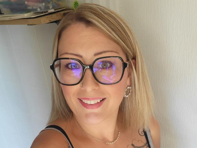 AmandalaFrancaise - Live porn &amp; sex cam - 30663473