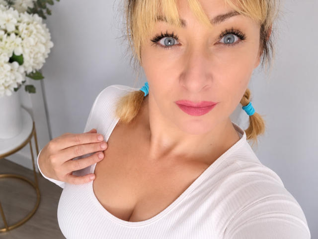 IlonaCharmy - Live porn &amp; sex cam - 30679169