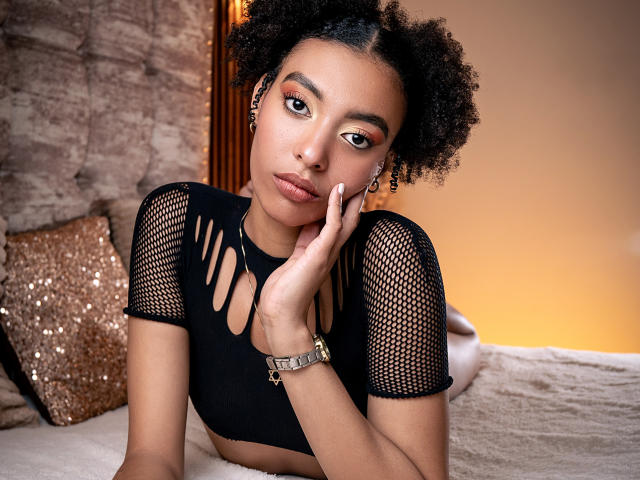 KiaraKamau - Live Sex Cam - 30681893