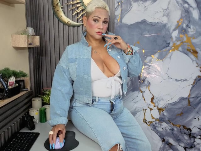 GianellaCox - Élő pornó és szexkamera - 30713183