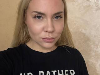 Live Chat with MoriahWineinger on XLoveCam