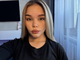 Live Chat with YulandaZentner on XLoveCam