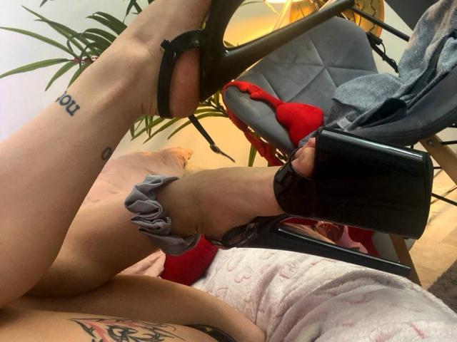 HotCaramelsTrio - Porno na żywo i seks kamera - 30894596