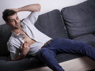 AidenCruise - Show en direct avec ce Homme avec le sexe complètement épilé sur la plateforme Xlove Gay 
