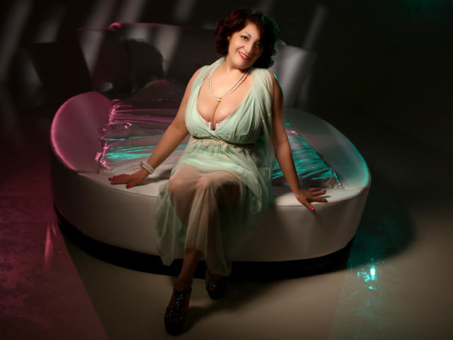 SweetSadieBBy - Cam exciting with a shaved intimate parts Lady over 35 