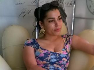 VanessaRubby - Webcam live porn with a brunet Girl 