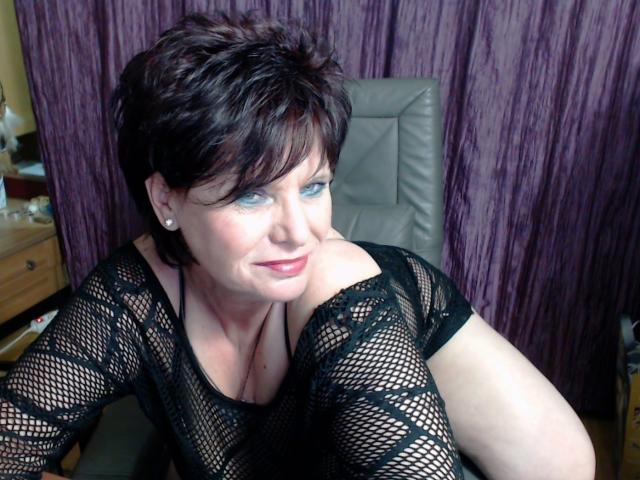 ScarletMature - Show porno avec cette MILF au corps idéal sur le site Milf cam 