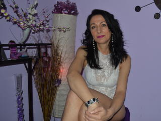 BellaLady69 - Cam hot with a charcoal hair Hot chick 