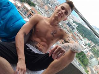 YeremyWalker - online chat xXx with a brunet Homo couple 