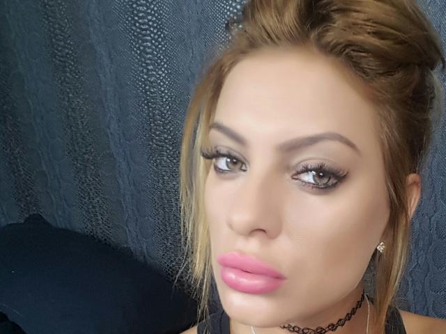 MissKhloe - Chat cam excitant avec une Festichiste à la chevelure ensoleillée  