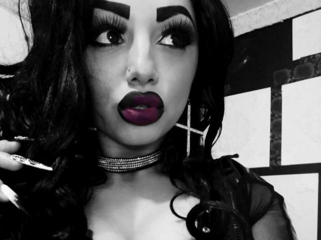 QueenDaimond - chat online exciting with this White Dominatrix 