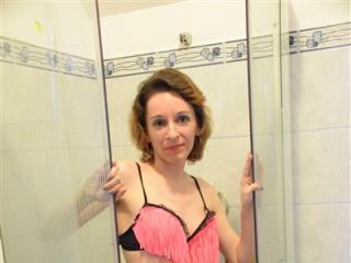 DivineEvelyn - Webcam live hard with this shaved intimate parts Gorgeous lady 