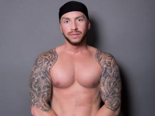 AronGrant - Chat sexe avec ce Homo aux cheveux châtain clair  