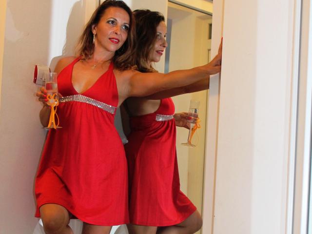 Aprel - Live cam hard with this latin Lady over 35 