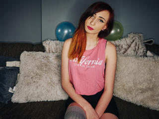 CarolineForU - Live chat porn with a shaved vagina Young and sexy lady 