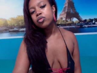 AmyBigAss - Show live en direct avec cette étonnante canon sexy ayant des seins de rêve  