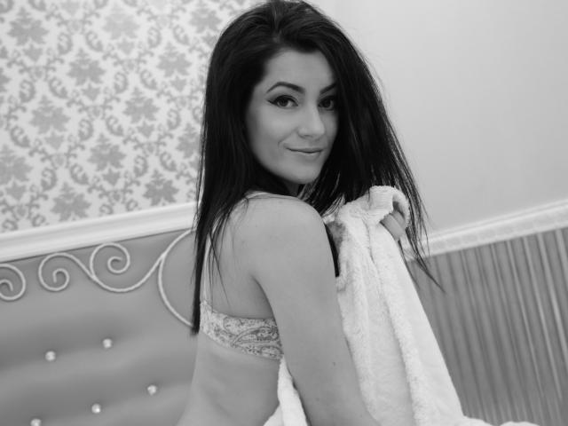 CelesteCerutti - Live chat sex with a dark hair Hot lady 