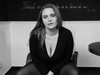 LuciaLue - Live chat hard avec une Sublime canon plein de vigueur sur le service XLove.com 