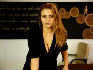 LuciaLue - Web cam x avec une Incroyable créature en chaleur en bonne condition physique sur la plateforme Xlove 