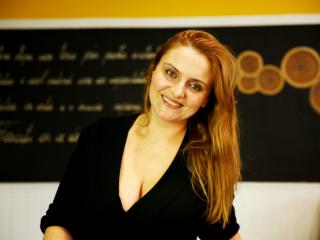 LuciaLue - Cam hot avec une Ravissante nana sexy rasée sur le site Xlove 