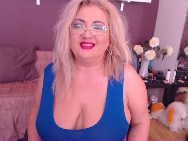 TresSexyFlorence - Show live porn with this shaved pubis MILF 