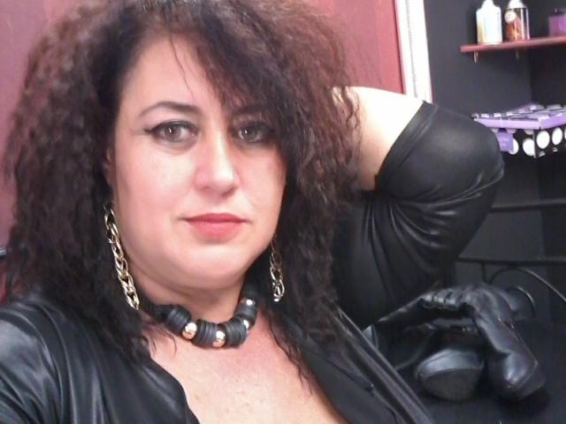 SeductiveBustyBabe - Chat hard with this chunky Dominatrix 