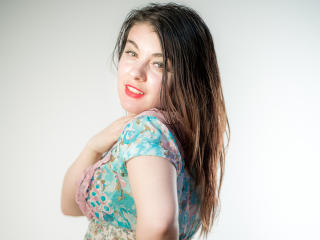 Kellsie - Spectacle excitant avec une Incroyable model bien roulée plein de vigueur sur le service Boobs-Cam 