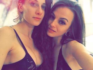 ChokoLadies - Live x avec une Lesbienne au sexe totalement tondu sur le site Lesbians.cam 