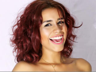 ScarlettHotX - Live sex avec une Sublime jeune camgirl hot ayant le sexe entièrement rasé sur XLove.com 