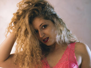 CurlySmile - Show live nude with this fair hair Hot babe 