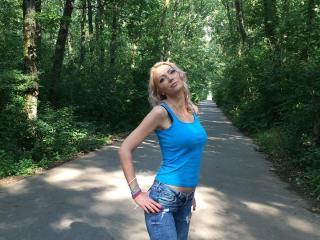 AvelynForYou - Live chat xXx with this muscular physique 18+ teen woman 