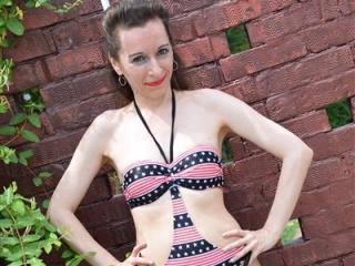 DivineEvelyn - Web cam exciting with a European Hot chick 