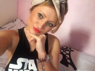 EvaFeminine - Webcam live porn avec une Resplendissante jeune nana sexy avec une plastique gracieuse sur la plateforme Xlove 