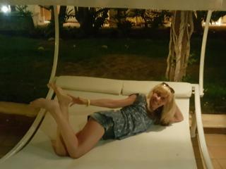 SelenaSexy69 - Live nude with this light-haired Lady over 35 