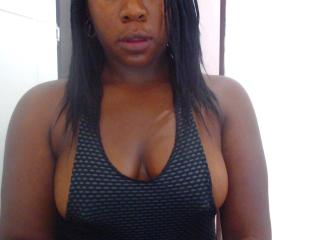 KykyBlack - online show hot with a Young lady with average boobs 