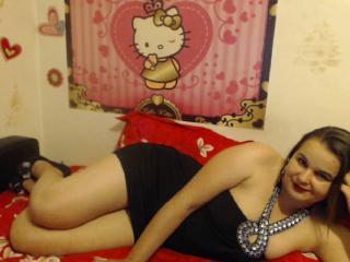 YourOnlyQueen - Chat live sexy with this regular body 18+ teen woman 