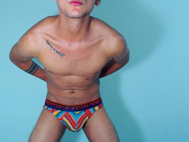 TyronHorny69 - Show live hard with this shaved pubis Horny gay lads 