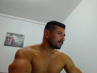 StrongBigCockX - Show en direct avec un Homo au corps plein de force  