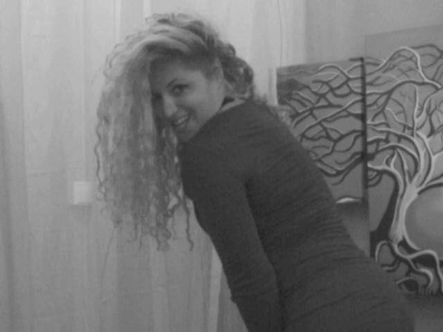 CurlySmile - Show hard with a Sexy girl with standard titties 