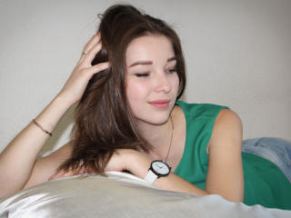 AngellinaSweet - Chat live hard avec une Merveilleuse jeune model sexy à la chevelure brune sur le site Xlove 