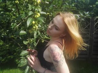 CassieBambi - Live cam hot with a slender build Hot babe 