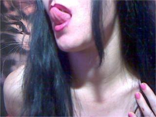 1KinkyBrunette - online show exciting with a muscular body Sexy mother 