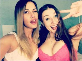 TwoFabGirls - Live x avec une Lesbienne au sexe totalement rasé sur le site Lesbians cam 