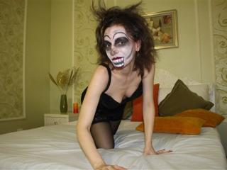 DivineEvelyn - online chat hot with a European Attractive woman 