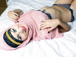 Kaylaa - Live chat hot avec cette éblouissante jeune model hot en bonne condition physique sur le site XLove.com 
