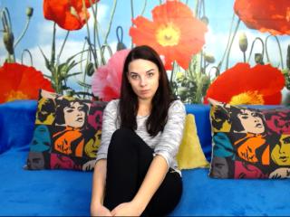 VeronikaMilson - Webcam live sexy avec cette éblouissante jeune bombe très sexy à la crinière brune  