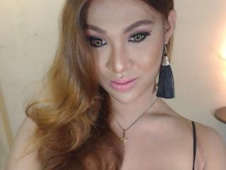 SyraaShemale - Webcam live x with a Transsexual with average boobs 