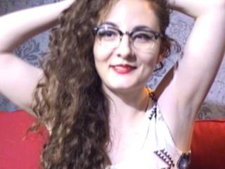 OhMyMoxie - Show excitant avec une éclatante créature en chaleur avec le sexe totalement tondu sur Xlove 